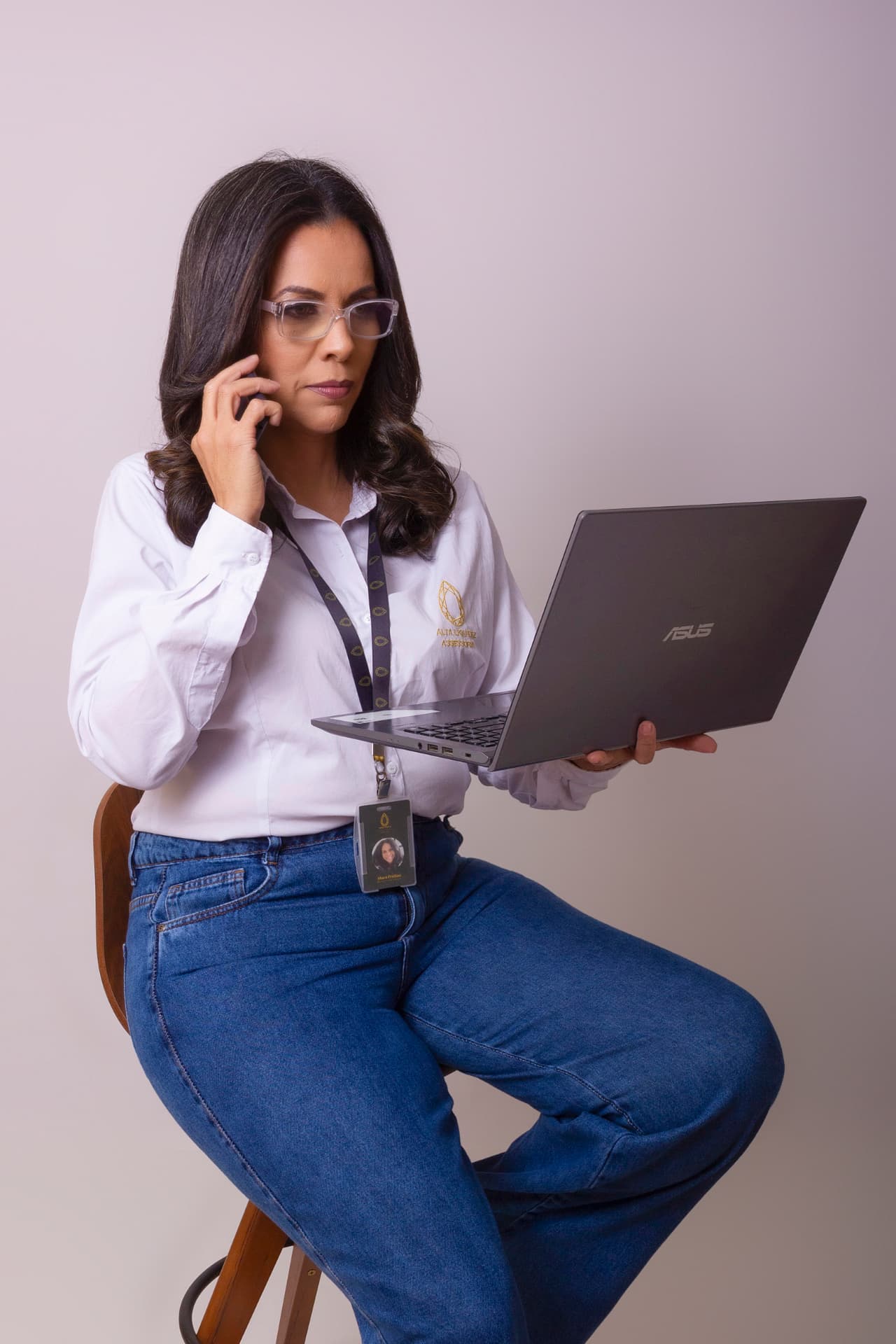 Adm. Mara Freitas trabalhando com notebook e identificação profissional visível